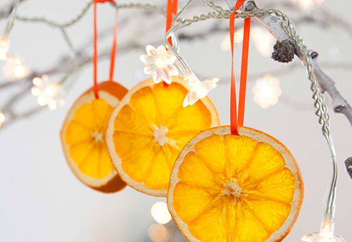 Jednoduché a krásne zároveň. Pomaranče môžete premeniť na skvelú ingredienciu domácich vianočných ozdôb.