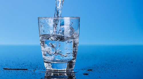 Voda pomáha vypláchnuť baktérie z vylučovacej sústavy - aj močových ciest.