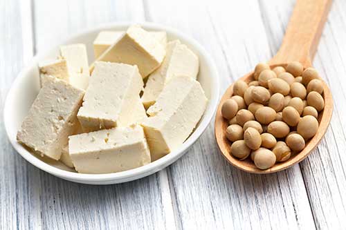 Tofu je sójový
"syr", ktorý sa nemusí variť, a tak sa stáva príjemným spestrením
studenej a rýchlej kuchyne.