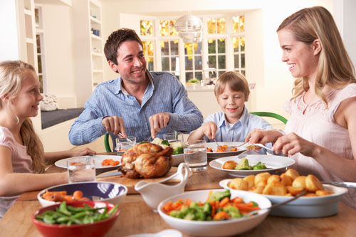 Strava podľa Mayo Clinic si vyžaduje dlhodobú zmenu životného štýlu a sústredenie sa na jedlo, ak jete, teda napr. nepozerať TV.