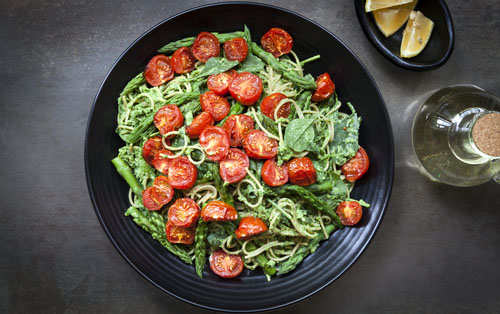 Cukinové špagety chutia veľmi dobre, majú veľa vitamínov, takmer žiadne kalórie a žiaden lepok. Dajte si k nim napríklad avokádový dressing a paradajky.