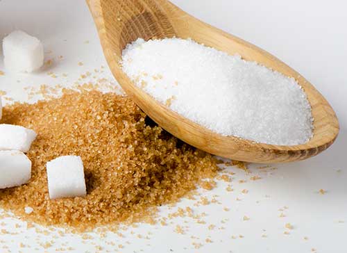 Hnedý cukor sa predáva ako zdravšia alternatíva bieleho. V skutočnosti sú oba priemyselne spracované.