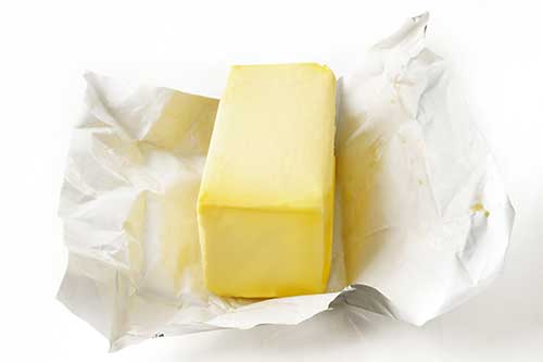 Zdá sa vám maslo krásne žlté? Asi bol doňho pridaný karotén.