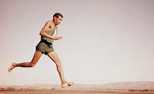 Abebe Bikila vyhral zlatú medajlu v roku 1960. Do cieľa na Olympijských hrách v Ríme dobehol ako prvý - naboso.