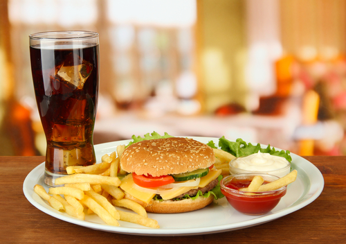 Potraviny spôsobujúce migrénu: kola, hamburger, mäso, syry, dochucovadlá s umelými prísadami, atď.