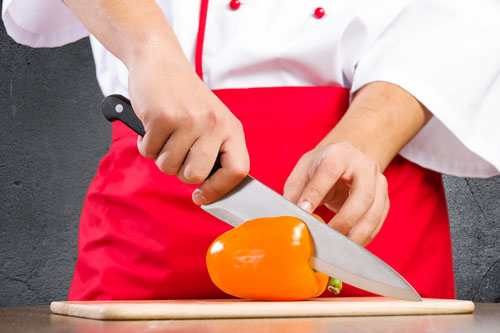 Kvalitné oceľové nože nie sú také vhodné na krájanie ovocia a zeleniny, ale sú vhodnejšie na kostnaté mäso, syry alebo mrazené potraviny.