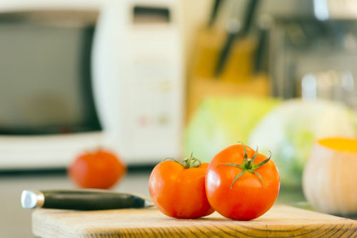 Ak paradajky podusíme na paradajkový pretlak, uvoľňuje sa červený pigment lykopín - látka, ktorá má znížiť riziko rôznych typov rakoviny.