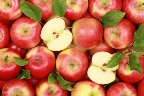 Proti páleniu záhy pomôže aj obyčajné jablko. 