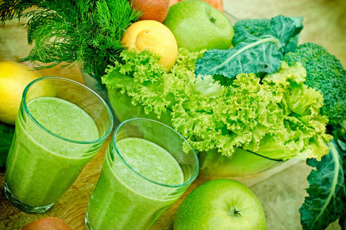 Začnite každé ráno piť zelené smoothie alebo jesť surové ovocie a vydržte aspoň do obeda.