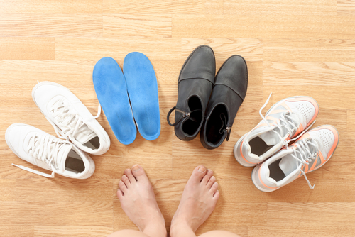 Topánky nohy často deformujú, a preto je vhodné dať im aspoň na chvíľku voľnosť od akejkoľvek obuvi.