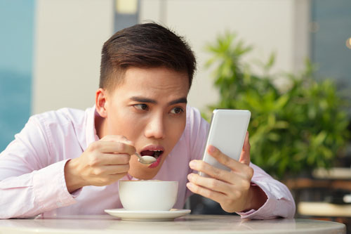 Ľudia v priemere po smartfóne siahajú 88krát denne!