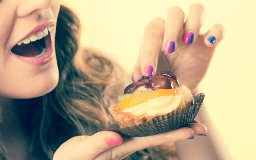 Keď na vás príde hlad, vyhnite sa jedlám, ktoré rýchlo zvyšujú hladinu glukózy (sladkostiam a spracovaným potravinám).