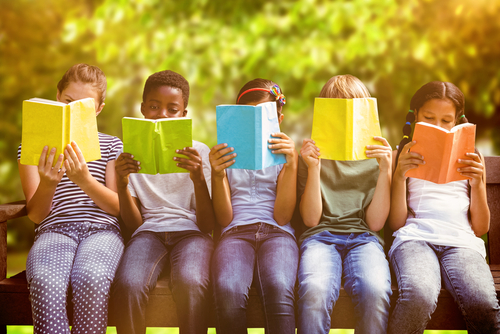 Až 15 % slovnej zásoby, ktorú v živote nadobudneme, získavame z kníh. Táto skutočnosť je mimoriadne dôležitá hlavne v prípade detí. Aké knihy čítajú tie vaše?