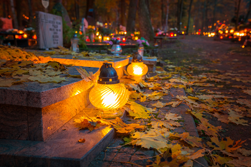 Svetlá na cintorínoch nám aspoň raz do roka pripomínajú, že živí na mŕtvych nezabúdajú.