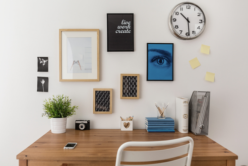 V duchu minimalizmu sa môžete zariadiť aj ak máte home office.