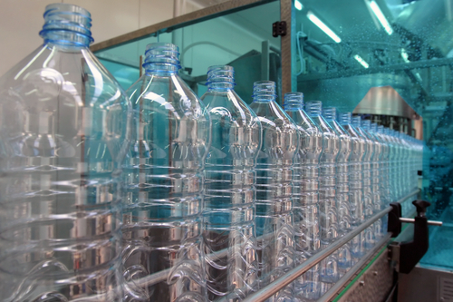 BPA sa z plastov začína uvoľňovať už počas procesu výroby.
