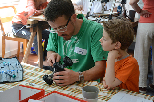 V repair café sa naučíte, ako si vlastnoručne opraviť veci. Ako dlho bude ešte takéto miesto na Slovensku chýbať?