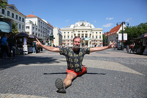 Wim Hof pred starou budovou Slovenského národného divadla.