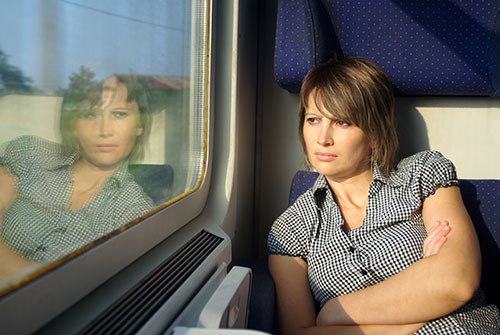 Keď cestujete vlakom, skúste sa občas pozrieť cez okno. Dvihnite hlavu a pozorujte svet!
