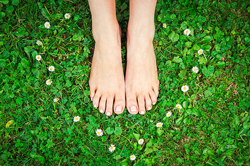 Keď sa bosé nohy dotknú trávy, telo sa lieči.
