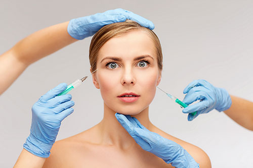 Botox vypĺňa vrásky a paralyzuje svaly tak, aby sa zamedzil vznik nových vrások. Keď sa botox pichať prestane, tvár má vrásky opäť naspäť a v tele je navyše kopa toxického jedu.