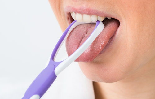 Z jazyka si každé ráno odstráňte povlak - použite škrabku, lyžicu alebo zubnú kefku.