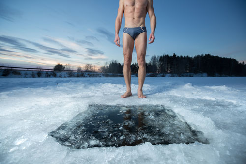 Ľadový kúpeľ po cvičení sťahuje cievy a zrýchľuje tok krvi, čím urýchľuje regeneráciu svalov a zmenšuje svalovicu.
