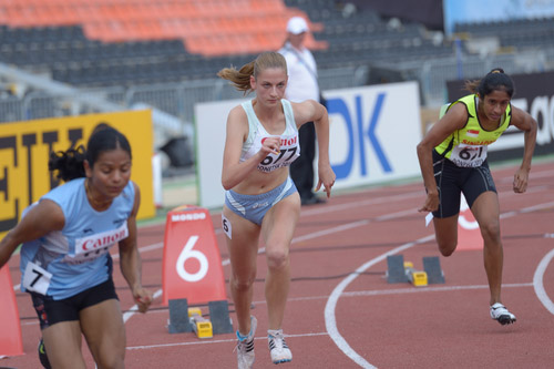 Indka Dutee Chand (vľavo) sa od svojich 17 rokov nemohla zúčastňovať súťaží, pretože jej telo obsahuje veľa testosterónu.