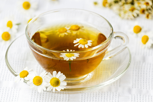 Pri slabších bolestiach stačí bezbolestný priebeh podporiť správnymi bylinkami. Skúste si z nich pripravovať čaje už zopár dní pred menštruáciou.
