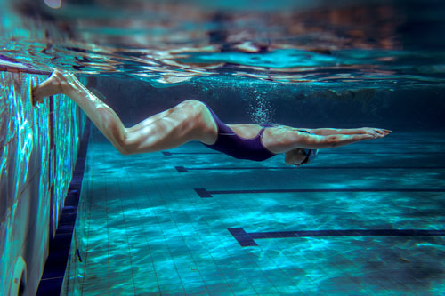 Plávanie je zdravé a privedie Vás do švihu. Existuje veľa dobrých dôvodov, prečo skočiť do chlórovanej vody.