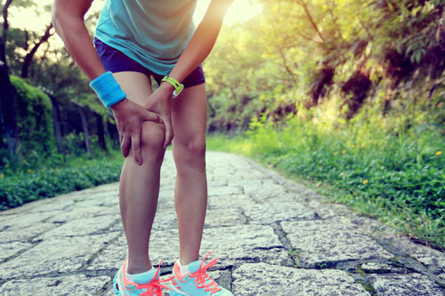 Bolesť kolena pri behu sa dá prekonať aj masážou.