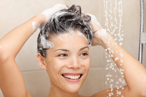 Vlasy treba umývať s citom, považovať mytie za masáž a robiť tak maximálne 3x do týždňa.