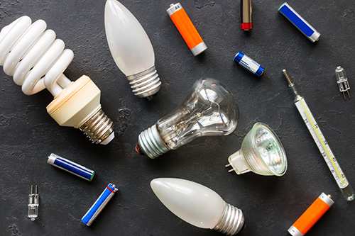 Ortuť je prítomná napríklad v žiarovkách a batériách, a preto by ste k ich likvidácii mali pristupovať opatrne a zodpovedne.