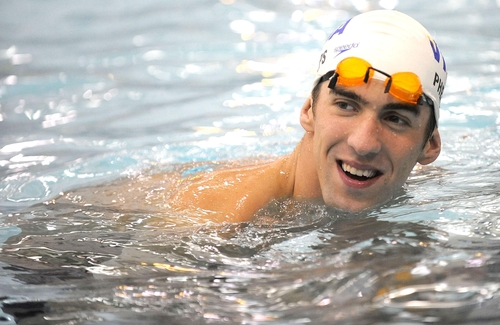 Michael Phelps spaľuje obrovské množstvo kalórií vďaka pobytu v chladnej vode.