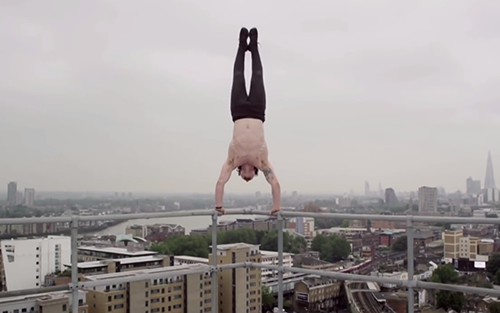 Špecialista na freerunning, Tim Shieff.