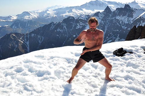 Wim Hof propaguje vystavovanie sa chladu kdekoľvek a kedykoľvek, vo vode i na vzduchu.