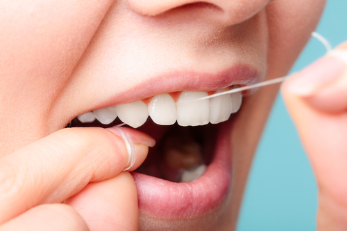 Nezabúdajte pri čistení zubov na medzizubné medzery.