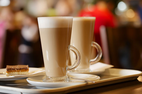 Jedno veľké latté obsahuje až 17gramov cukru, čo je takmer tretina dennej odporúčanej dávky. Koľko káv denne pijete?