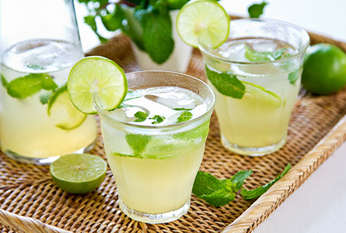Chutné sú čisté vody s citrónom a bylinami osladené xylitom.