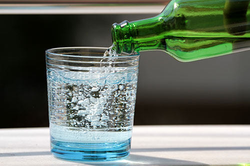 Mali by sme kupovať vodu v sklených fľašiach, a taktiež doma by sme ju mali udržiavať v sklených nádobách.