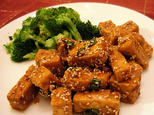 Tofu je obľúbenou náhradou mäsa.