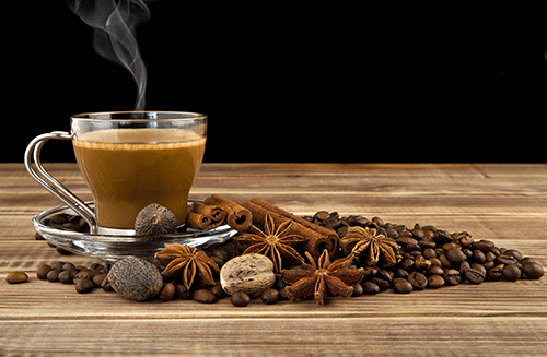 Do kávičky si môžete pridať aj koreniny a byliny podľa chuti - vanilku, škoricu či klinček.