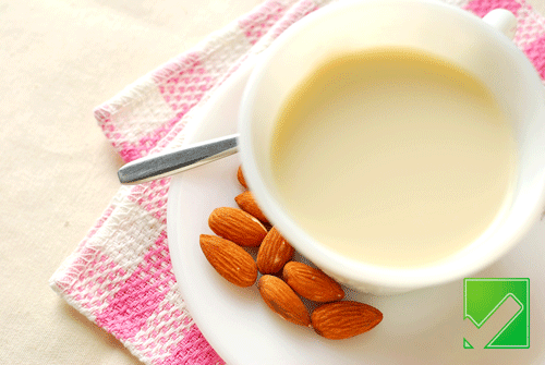 Mandľové mlieko je úžasným prameňom vitamínu E a skvele sa v kávovari napení.