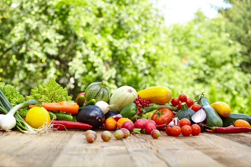 Surové ovocie, zelenina, orechy a semiačka obsahujú bielkoviny vysokej kvality, ktoré sú schopné splniť všetky požiadavky tela. Pestrou stravou z týchto celých potravín jedených v ich prirodzenom stave môžeme získať všetky esenciálne aj neesenciálne aminokyseliny.