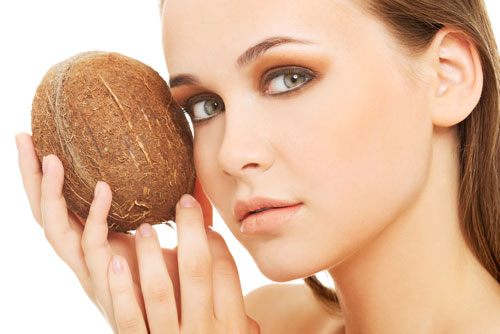 Kokosové maslo prospieva pokožke aj vlasom.
