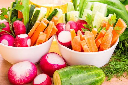 Ku každému jedlu si doprajte veľa surovej zeleniny alebo veľký šalát.