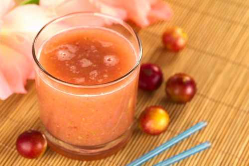 Spravte si z camu camu limonádu, alebo si ovocie pridajte do smoothie.