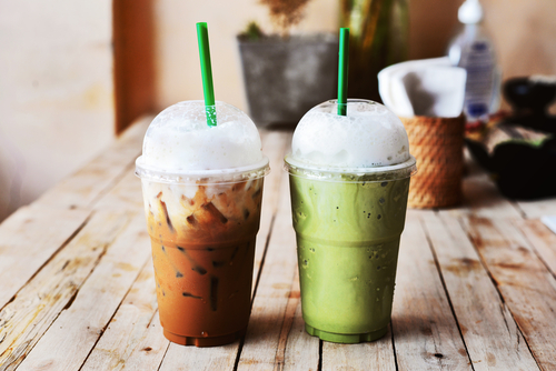 Skúste nezdravú kávu nahradiť zeleným čajom matcha alebo pravidelným zeleným smoothie.