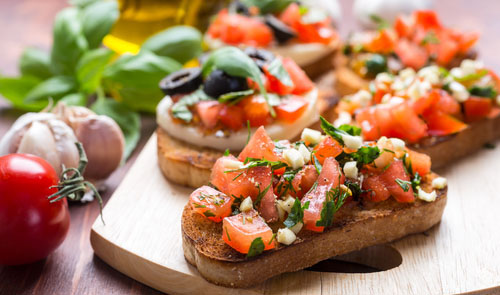 Stredomorská diéta zahŕňa veľa ovocia, zeleniny, olivový olej, orechy, obilniny, atď. Obmedzuje cukor, nasýtené tuky a mäso.