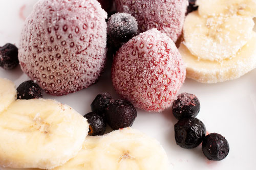 Na zdravý ovocný sorbet potrebujete len mrazené ovocie, trochu vody alebo inej tekutiny a prípadne zdravé sladidlo na dosladenie.